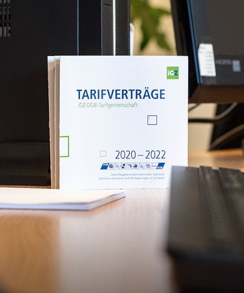 Tarifvertragflyer des iGZ auf Schreibtisch